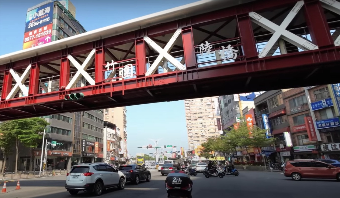 示意圖/學校老師教學生過馬路要走天橋，橋下都是大人在穿越馬路，表示台灣有教育，但沒有執法，才會有大人走橋下，小孩走天橋。