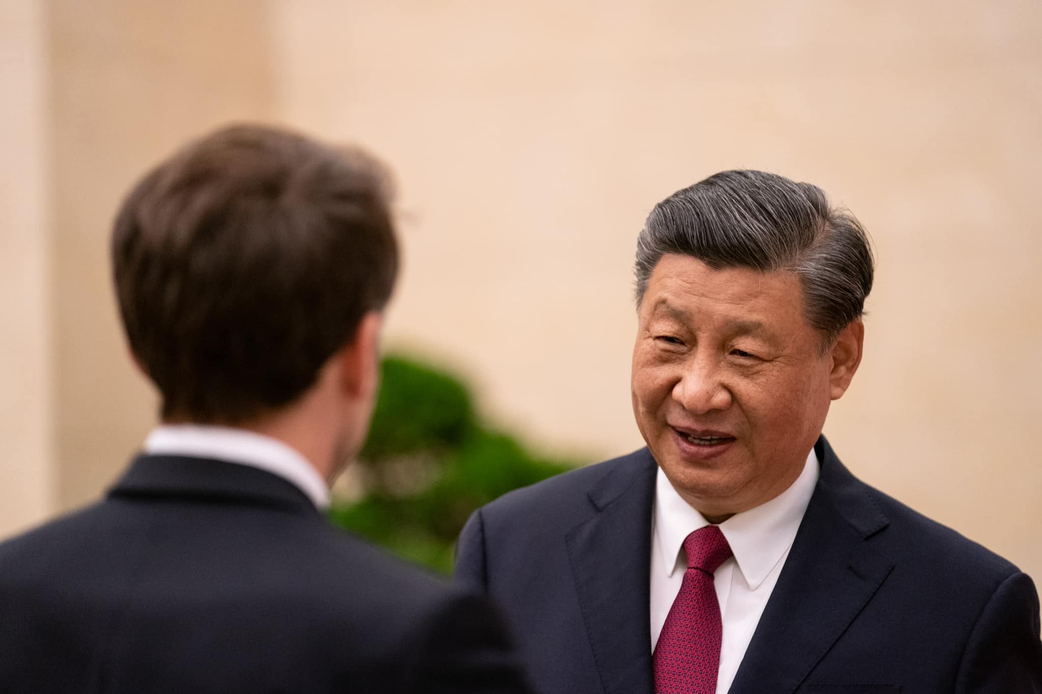 習近平大灑幣，花大錢買160架空巴，拉攏法國。圖/馬克宏臉書