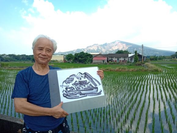 蘇振明於火炎山稻田間作畫