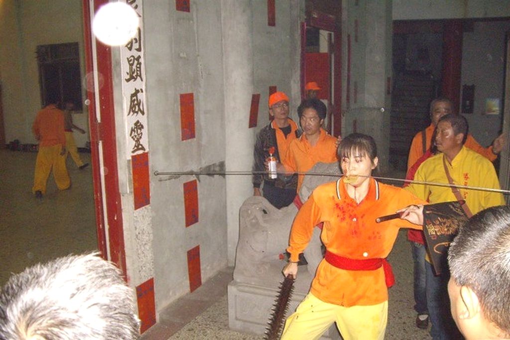 女乩童灌口針 維基共享