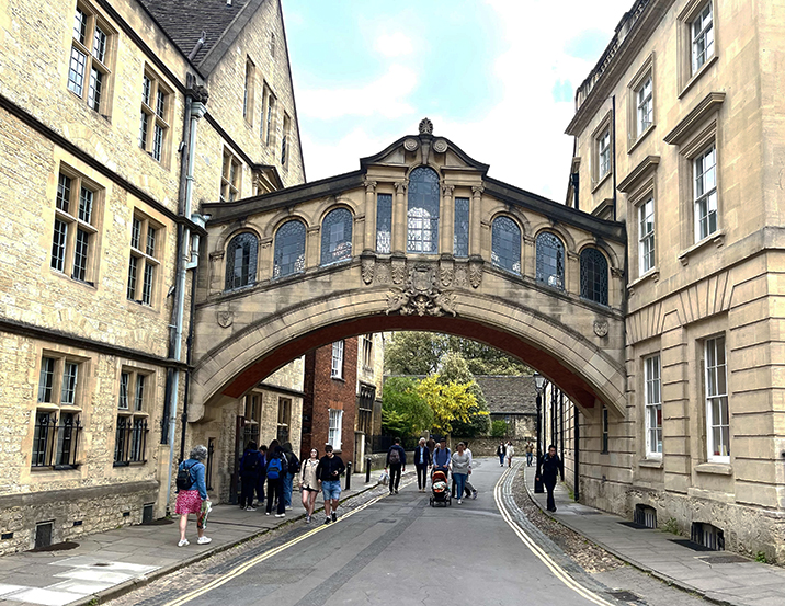 赫特福德橋（Hertford Bridge），俗稱嘆息橋（Bridge of Sighs）。田牧攝影與提供。