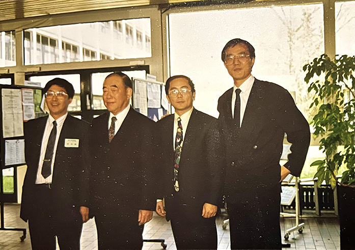 1993年郝柏村訪問德國,在哥廷根(Göttingen)的演講會後留影。(右1為筆者)
