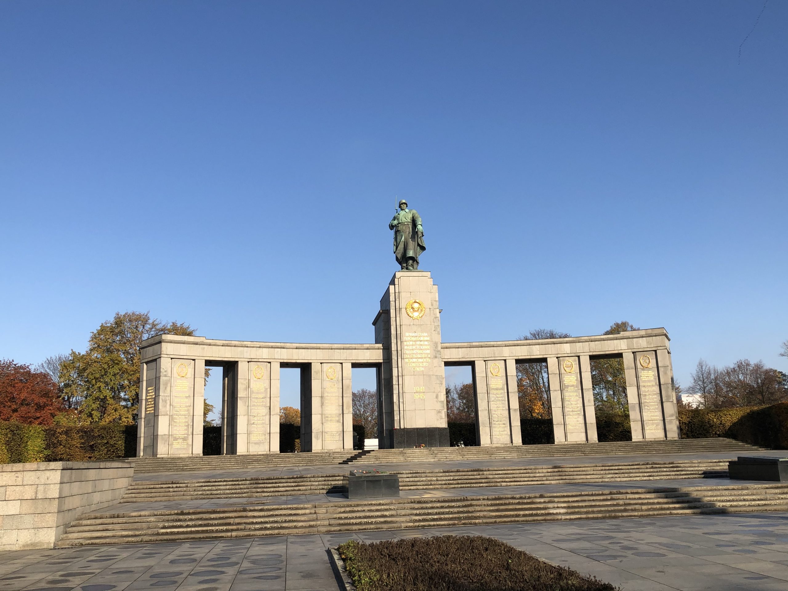 六·一七大街上的戰争纪念：蘇軍紀念碑/田牧攝影