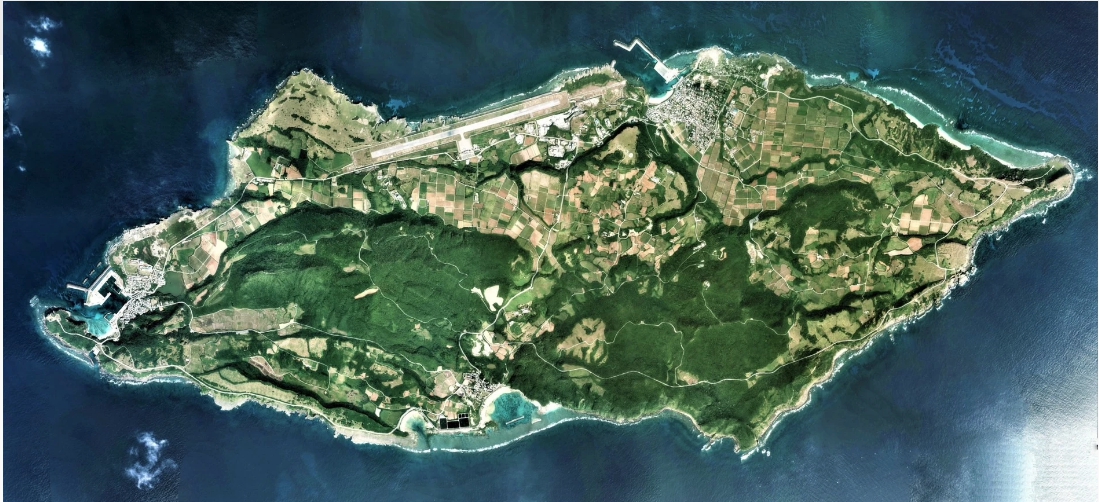 與那國島空拍圖。（圖／日本國土地理院）