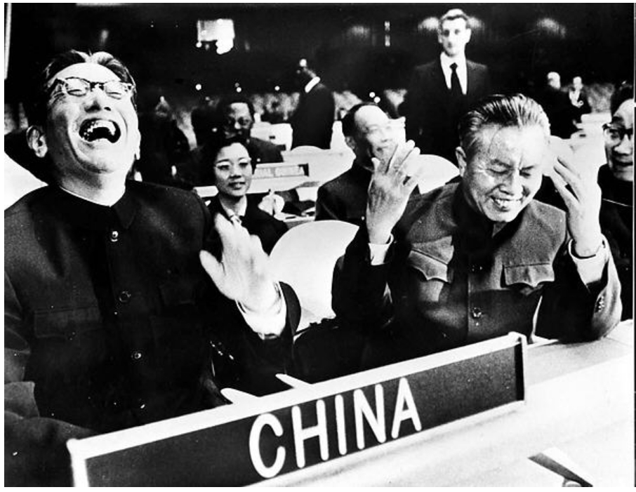 1971年10月25日,聯合國大會通過第2758(XXVI)號決議,出席大會的中華人民共和國外交部副部長喬冠華放聲狂笑(左一),右一為中國常駐聯合國代表黃華/翻拍《新華社》資料照片