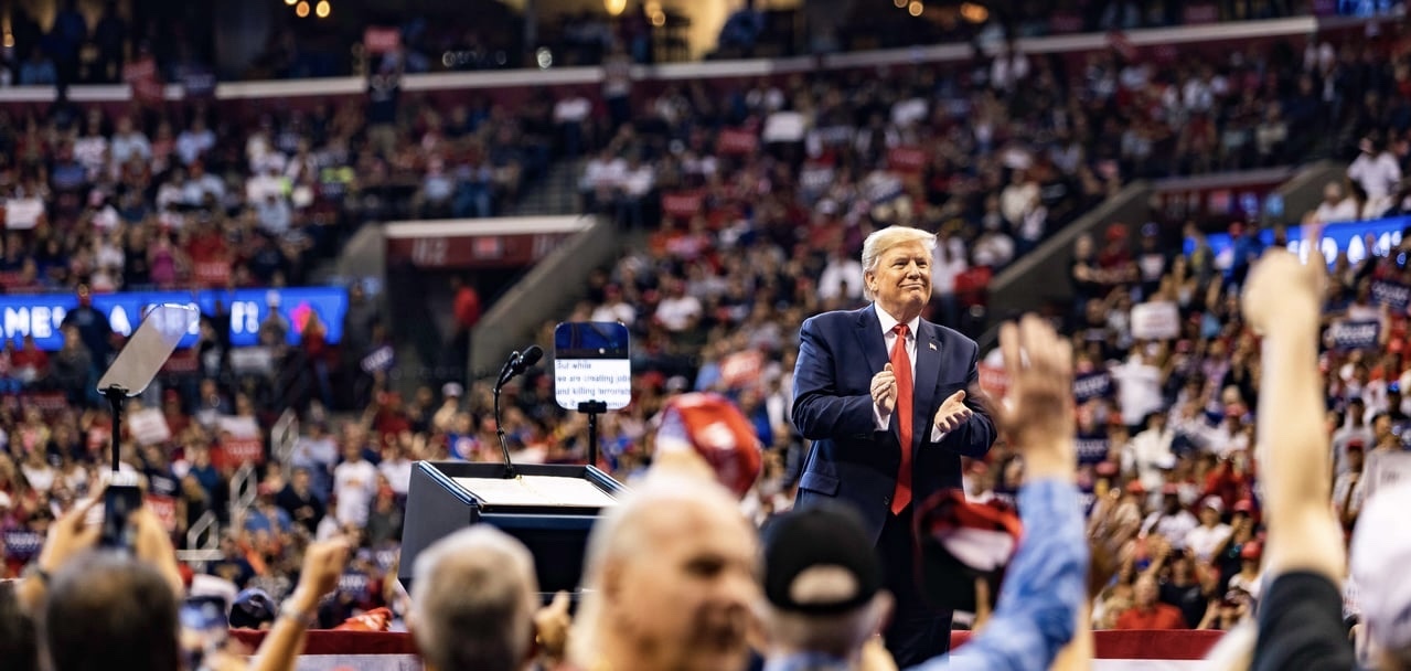 川普靠民粹和劍橋分析當上美國總統，這次捲土重來，造勢場合依舊人山人海/truth social