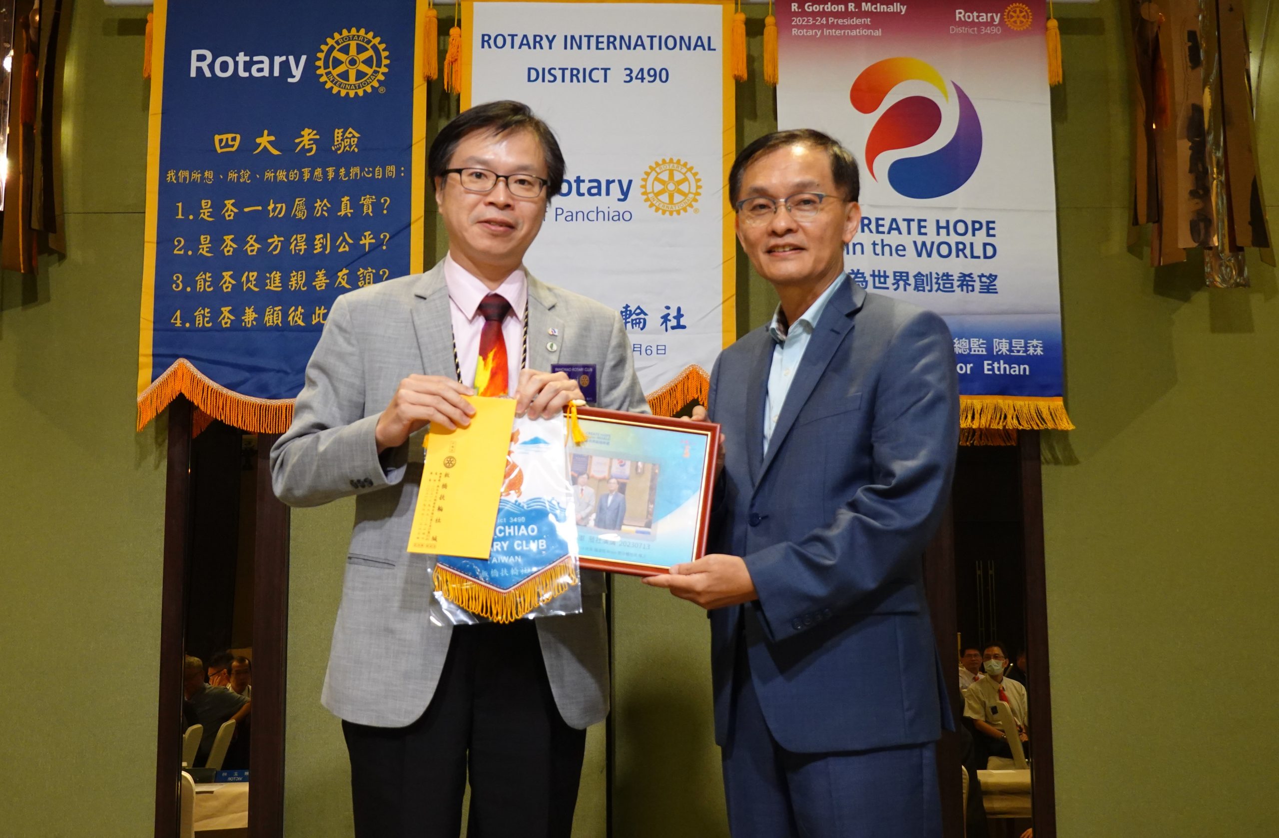 板橋扶輪社社長羅浚晅Brain(左)、前國防大學政戰學院院長余宗基少將(右)。圖/板橋扶輪社提供