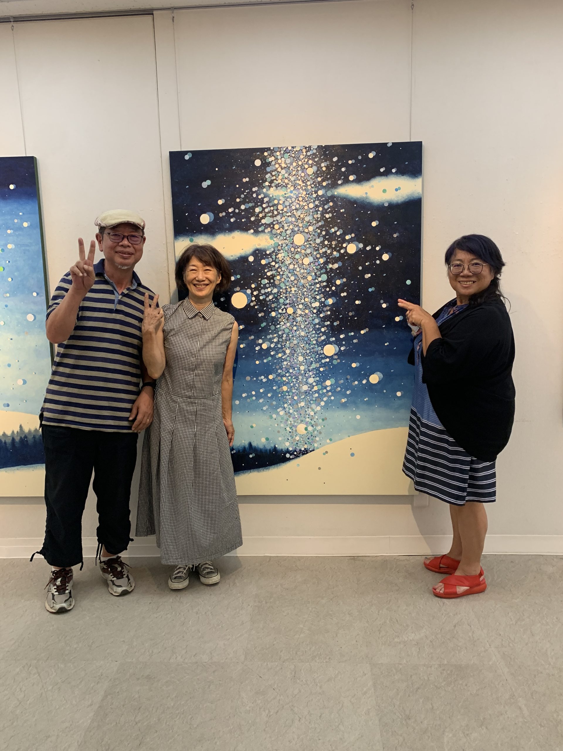 本文作者和插畫家佐藤Miki 伉儷合照於畫展