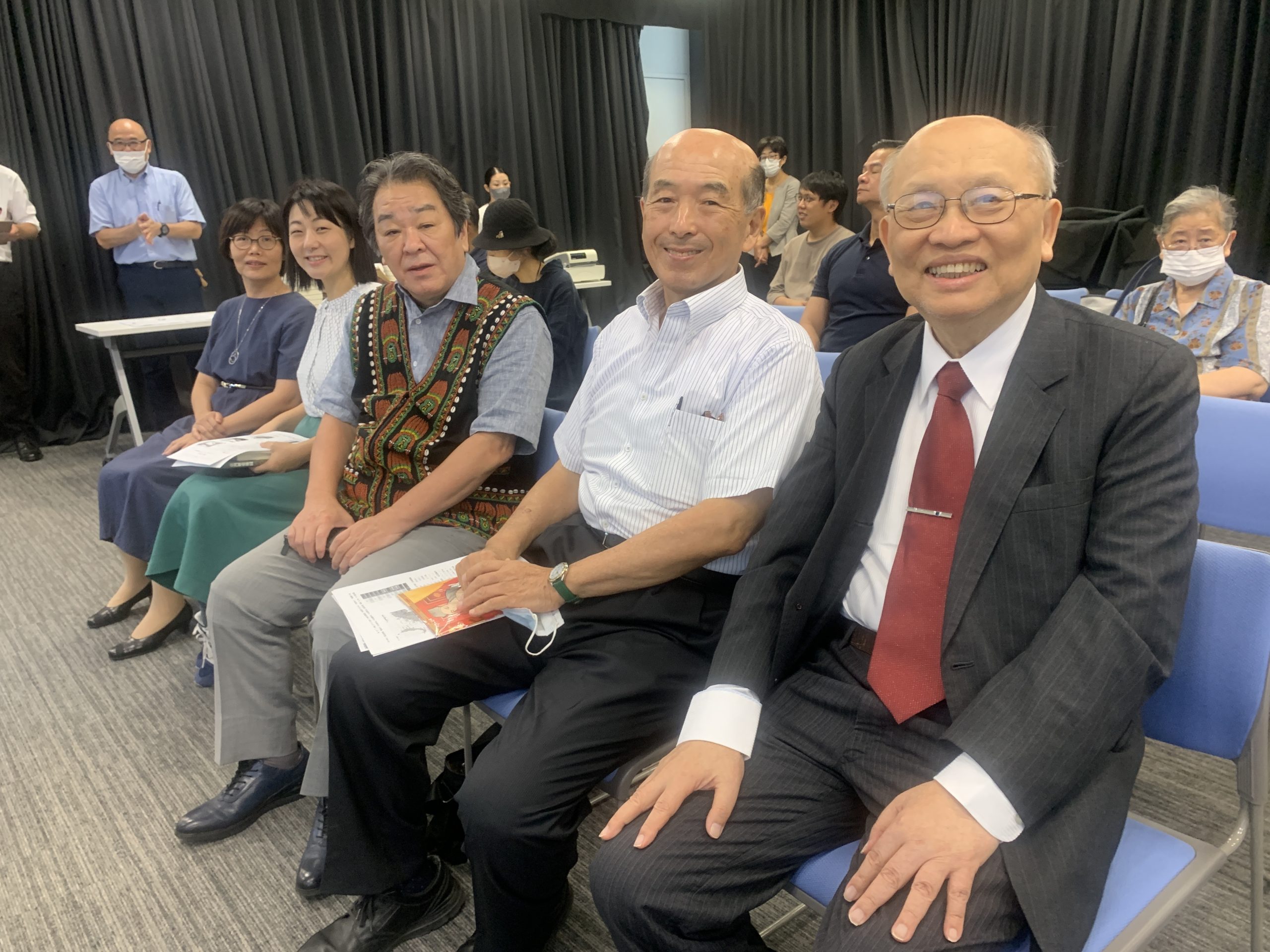 作者、日文版譯者下村作次郎教授和與會人士合照