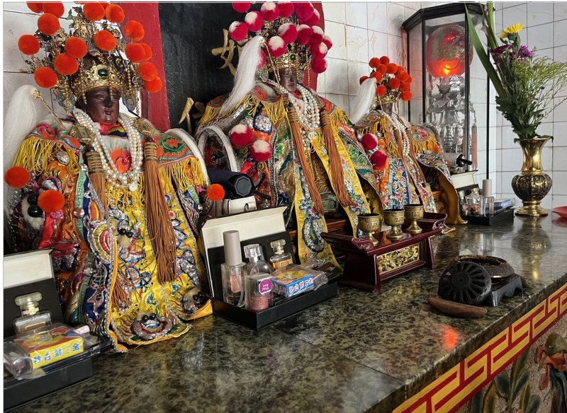 每尊金身旁都供奉有胭脂水粉等化妝品。