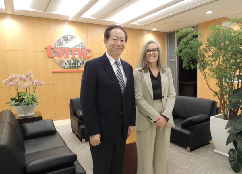 (資料照)亞利桑那州州長凱蒂·霍布斯(Katie Hobbs)在訪問台積電/擷自X畫面