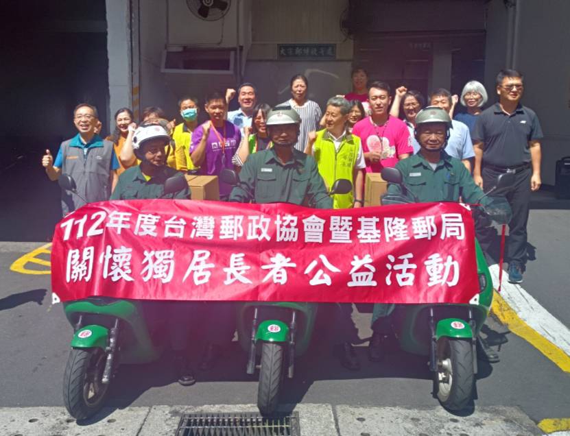 位熱血郵務士騎乘電動摩托車，將愛心物資送到偏僻弱勢家庭。
