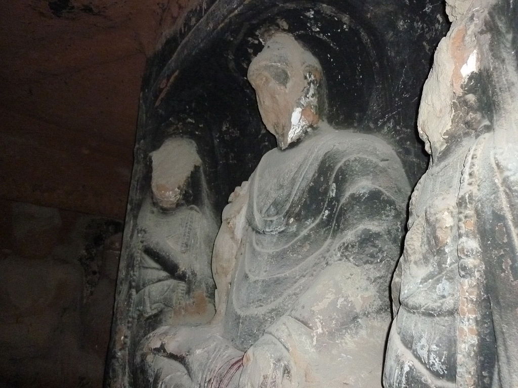 文革期間，臉部被破壞的佛像-維基共享