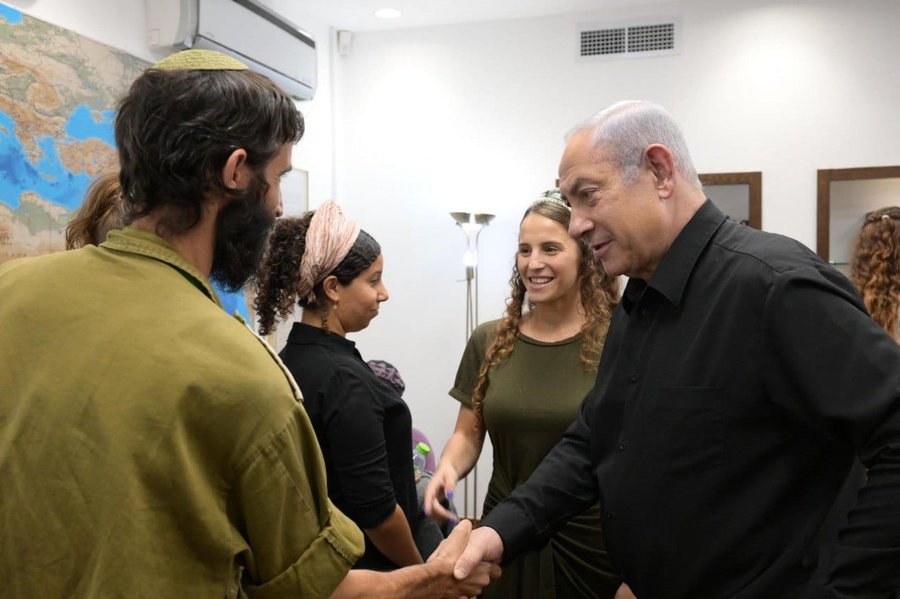 納坦亞胡慰問死難士兵的家屬/X畫面