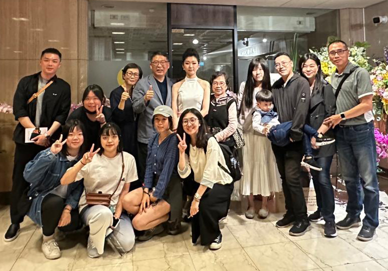 親友、同學和粉絲們祝賀孫聿瑩阮咸獨奏會演出成功。（圖片提供∕孫國欽）