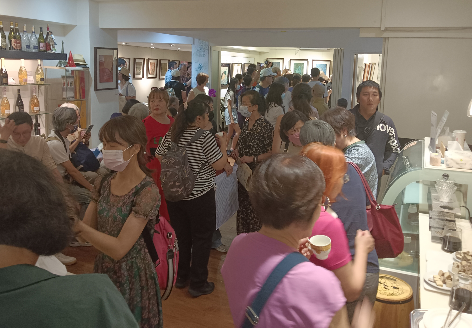 宗教佛畫藝術展魅力十足，參觀人潮絡繹不絕。