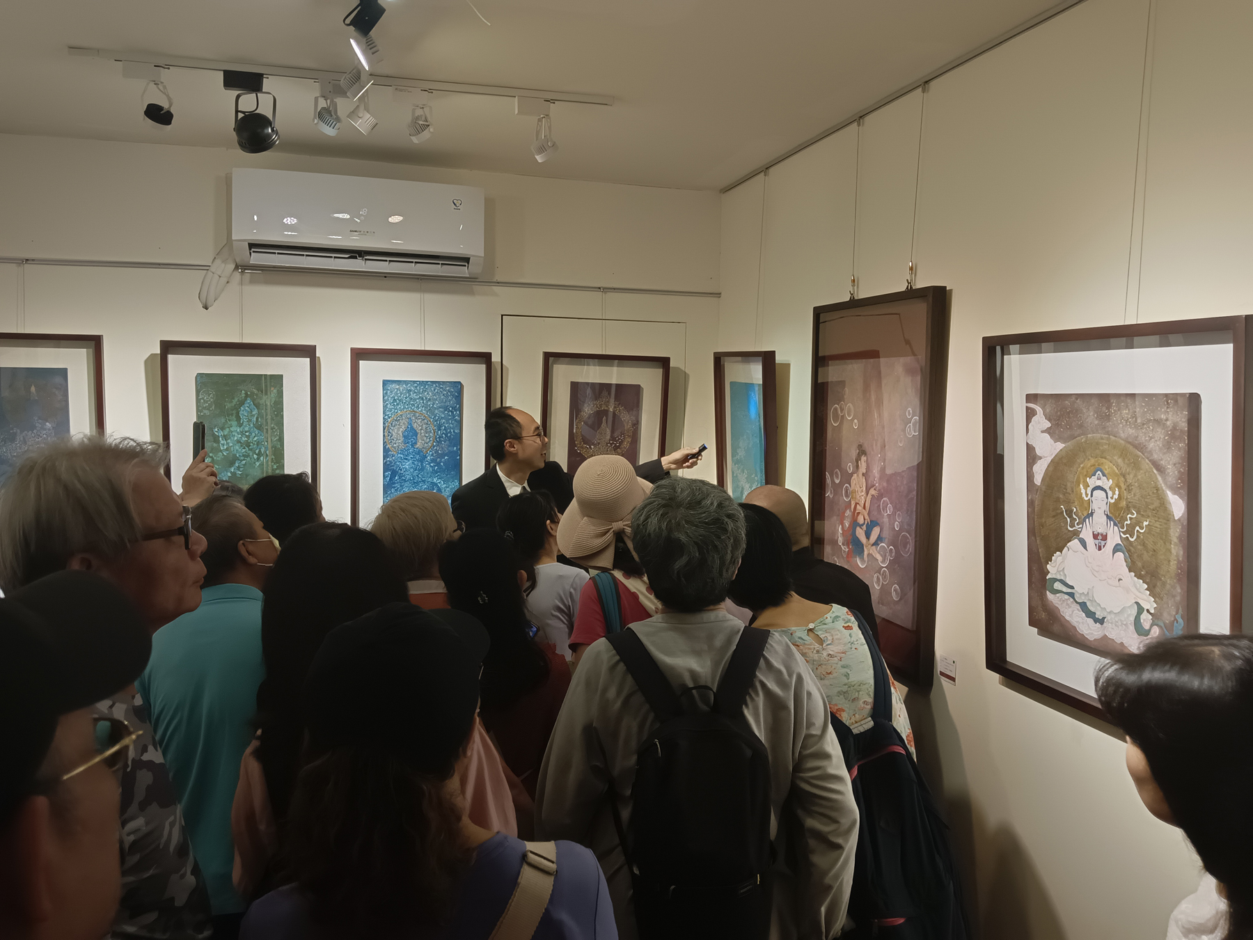 藝術家陳俊吉導覽作品創作，賓客安靜地聆聽解說。