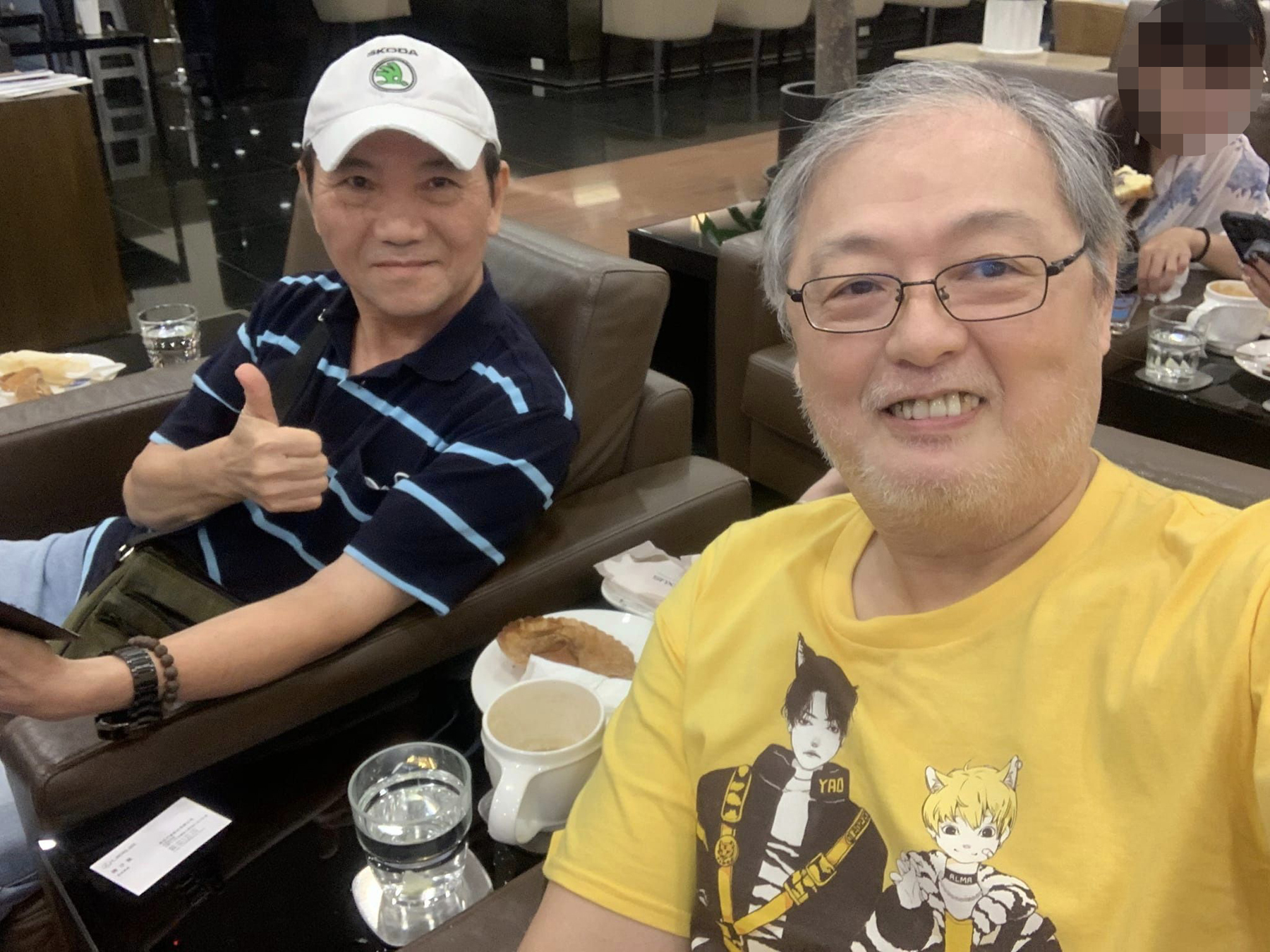 記者專訪漫畫家凌群（圖右），談「布茲卡茲」的創作過程。（凌群自拍）