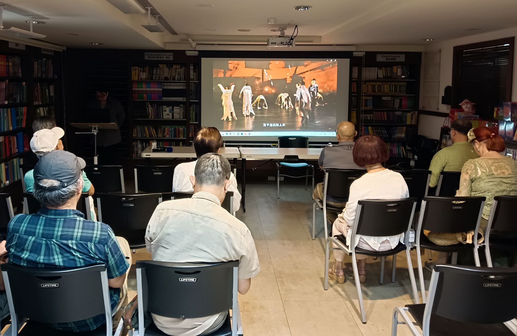 投影機播放詩歌與舞台戲劇合作影片，讓觀眾身臨其境。（攝影∕記者鄭松維）