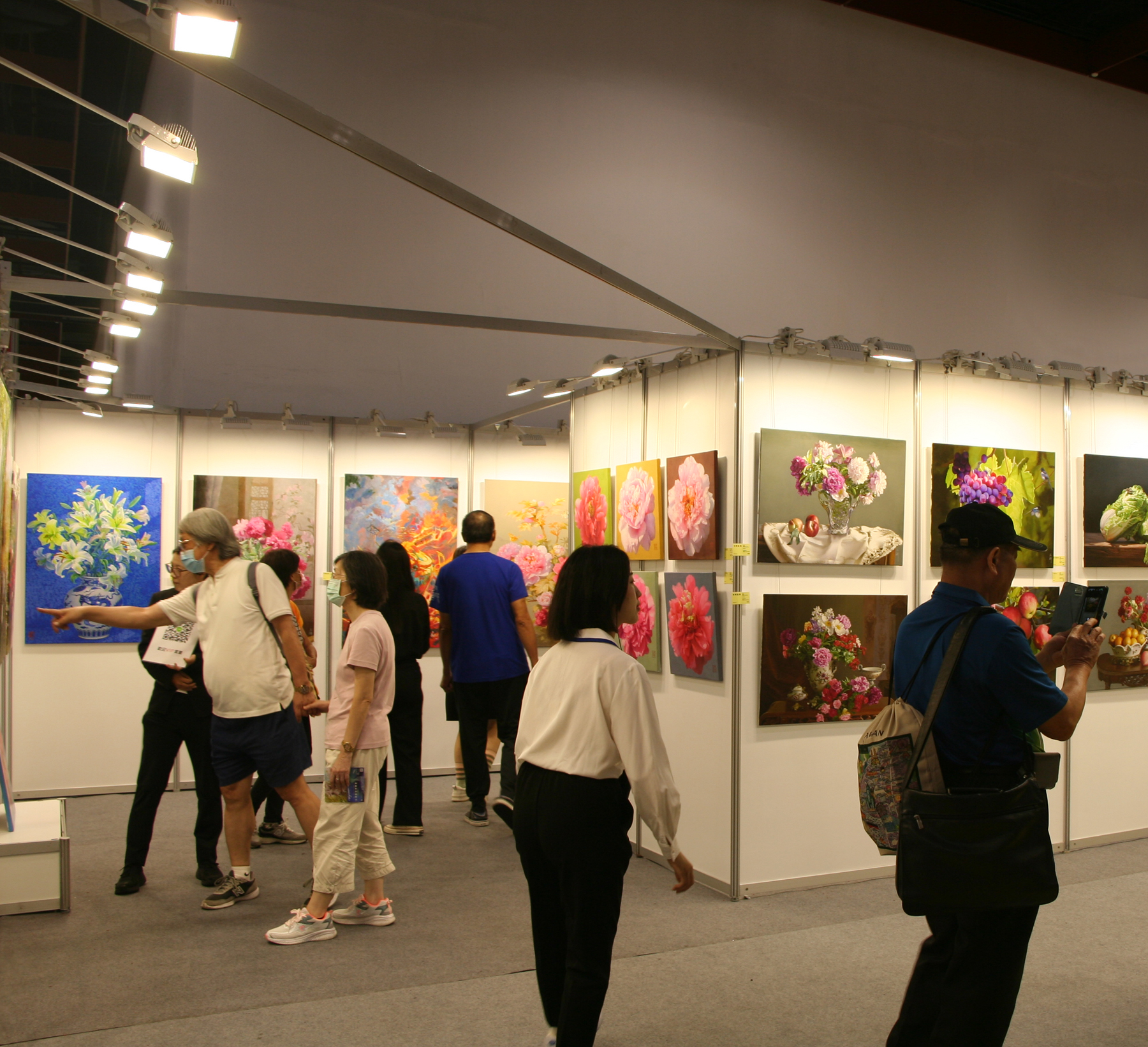 新興畫家參加美術展覽和競賽，以獲得曝光、豐富閱歷。（資料照片）