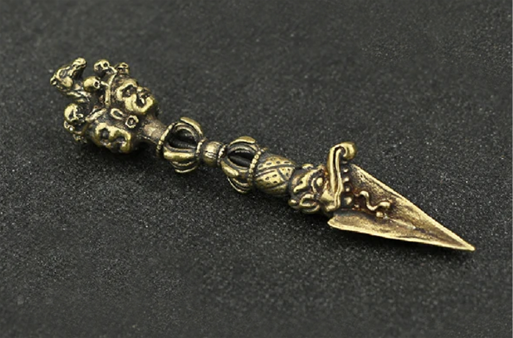 普巴金剛杵的三棱刃象徵斷滅貪、嗔、癡三毒。（圖翻拍自拍賣網站）