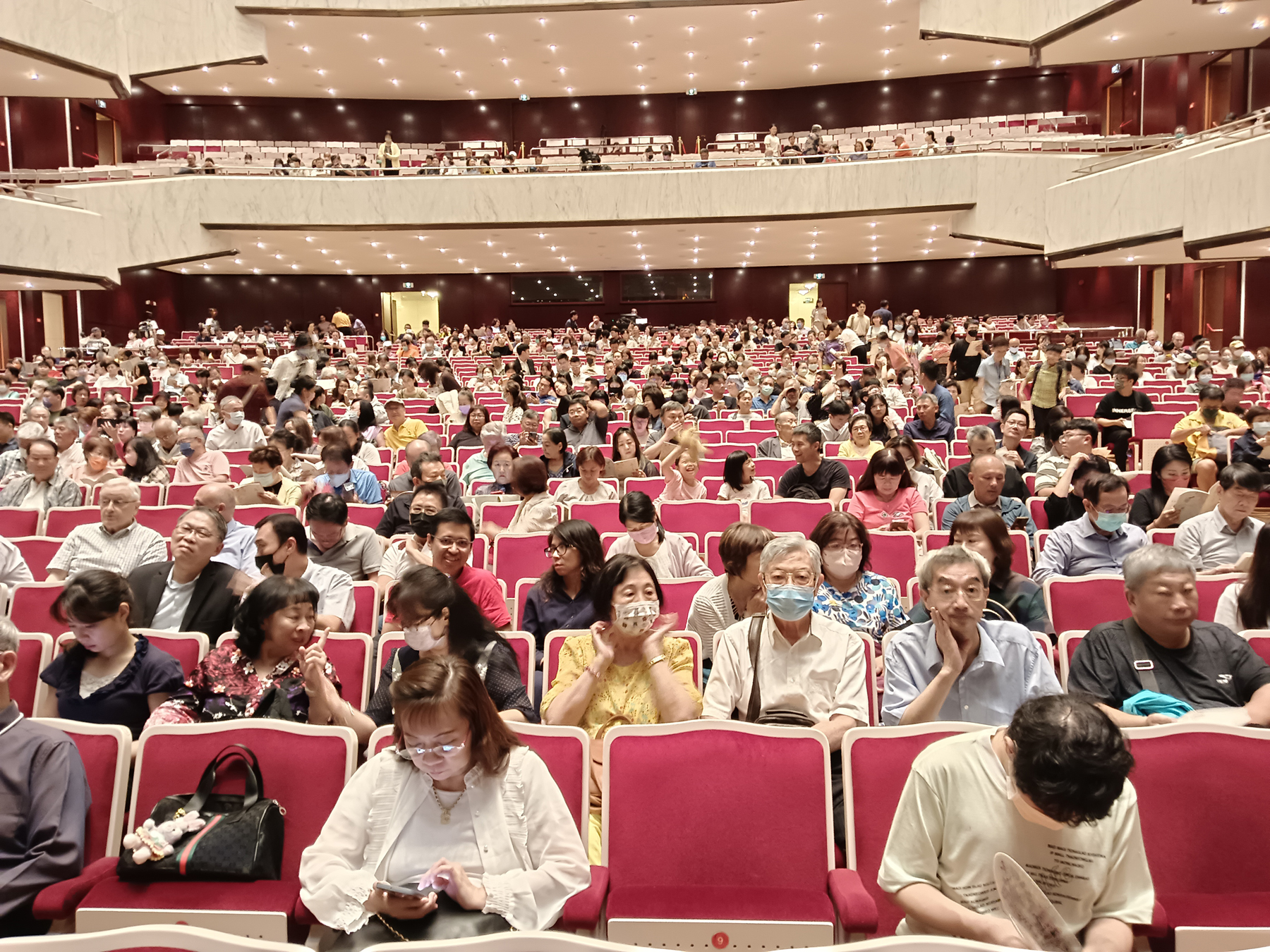 樂迷坐滿國家音樂廳席位，欣賞指揮家蘇文慶與臺灣國樂團合作的演出。（攝影∕記者鄭松維）