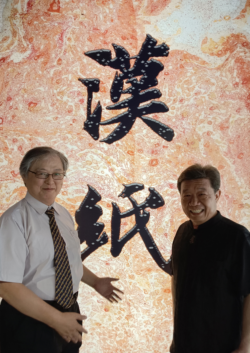 中華文創發展促進會理事長王正典（圖右）舉辦兩岸藝術家共繪錦繡山河系列活動，盡心盡力。左為中華漫畫家協會創會會長楊心怡（凌群）。（攝影∕記者鄭松維）