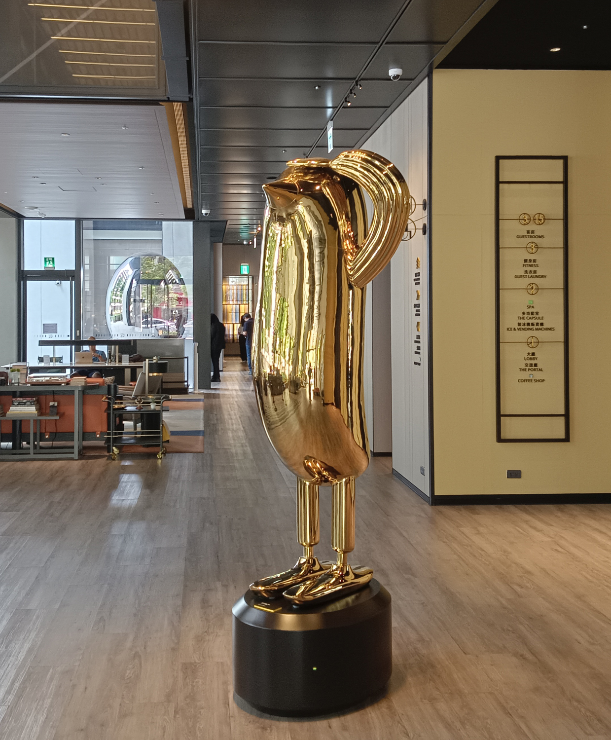 台北時代寓所大廳內裝置藝術。（攝影∕記者鄭松維）