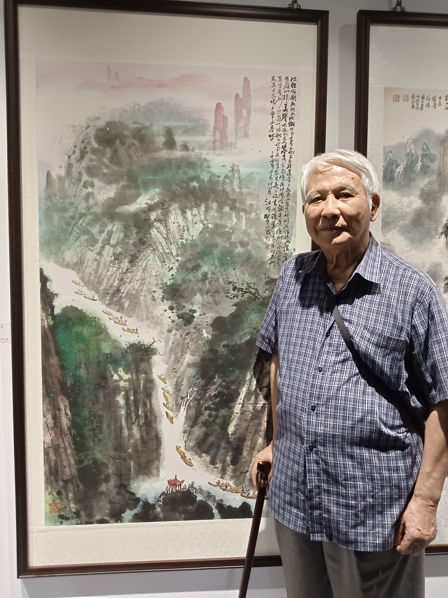 台灣美術院名譽院長江明賢教授在參展作品前留影。（攝影∕記者鄭松維）