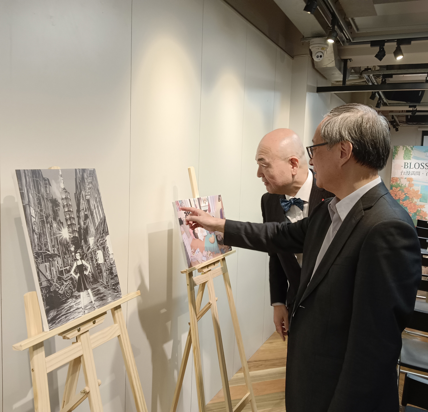 文化部長李遠（右一）向日本台灣交流協會台北事務所代表片山和之介紹臺漫的特色。（攝影∕記者鄭松維）