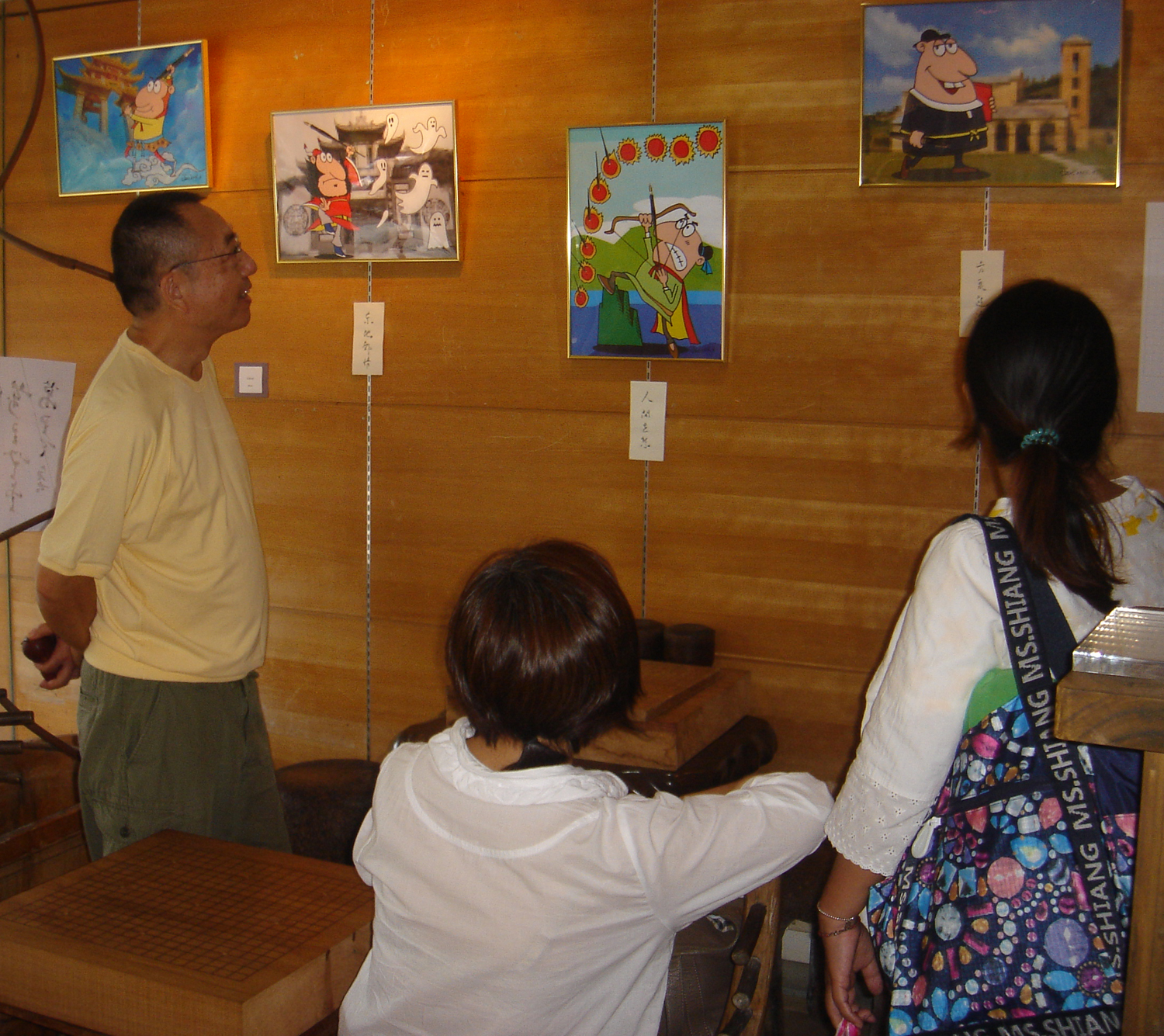 策展人為展覽選擇優質展品並解釋作品，讓觀眾增廣藝術視野。（資料照片）