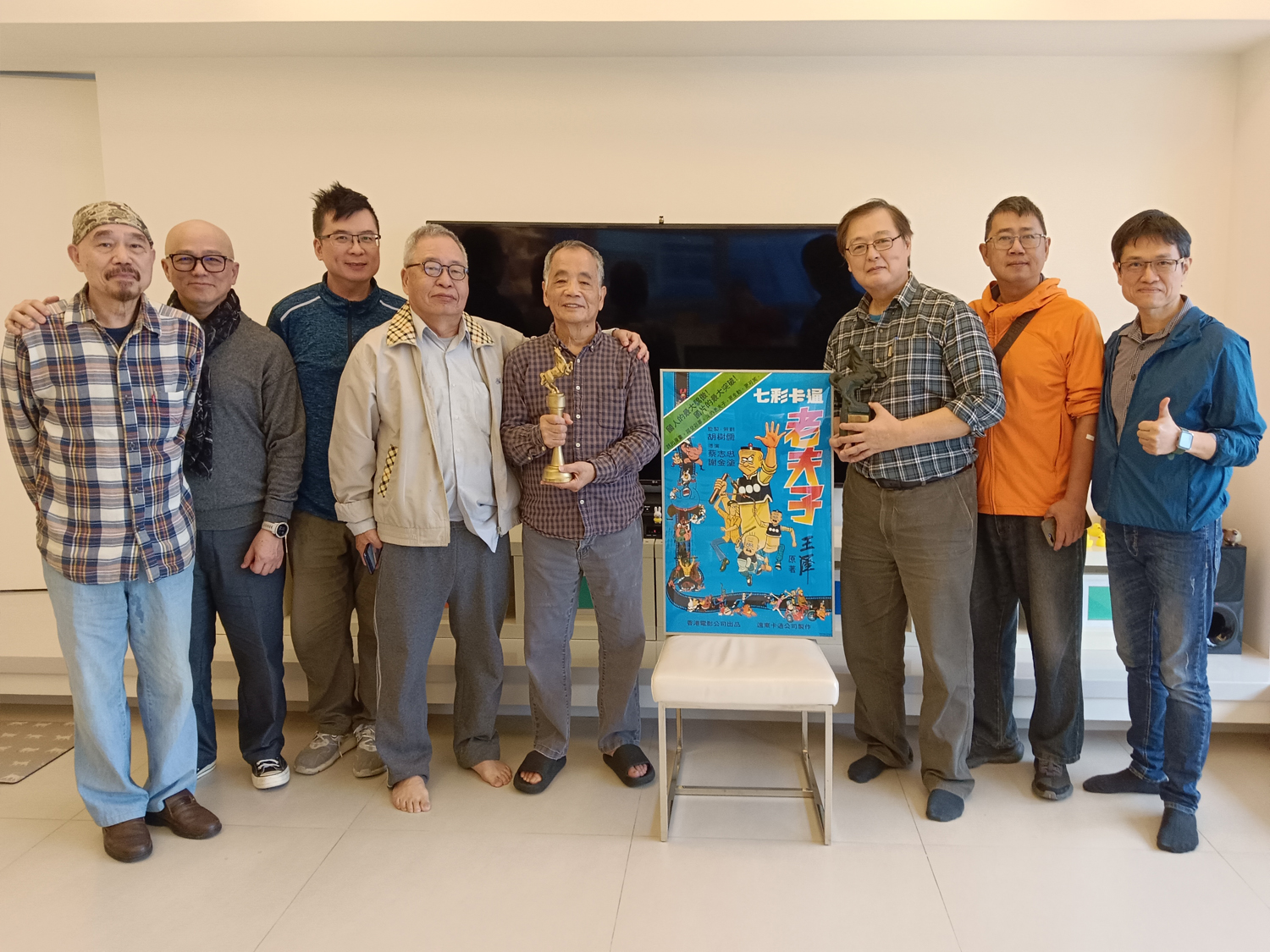 凌群理事長率中華漫畫家協會幹部拜訪謝金塗導演。左起：杜福安、江物、郭正勳、羅慶忠（L.C.C）、謝金塗、凌群、蘇冠華、林建良。（攝影∕記者鄭松維）