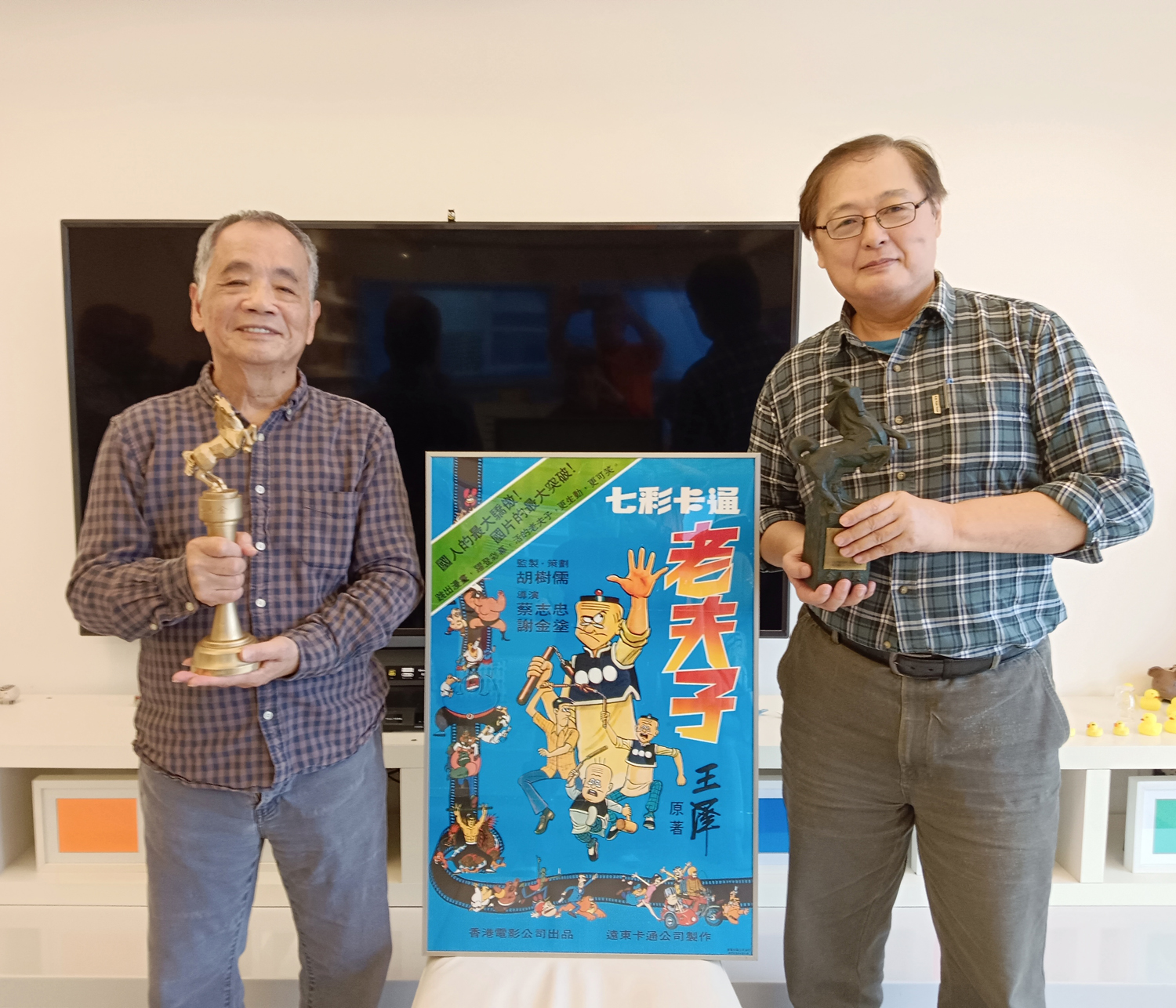 謝金塗導演（圖左）與漫畫家楊心怡（凌群）理事長手持金馬獎獎座合影。（攝影∕記者鄭松維）