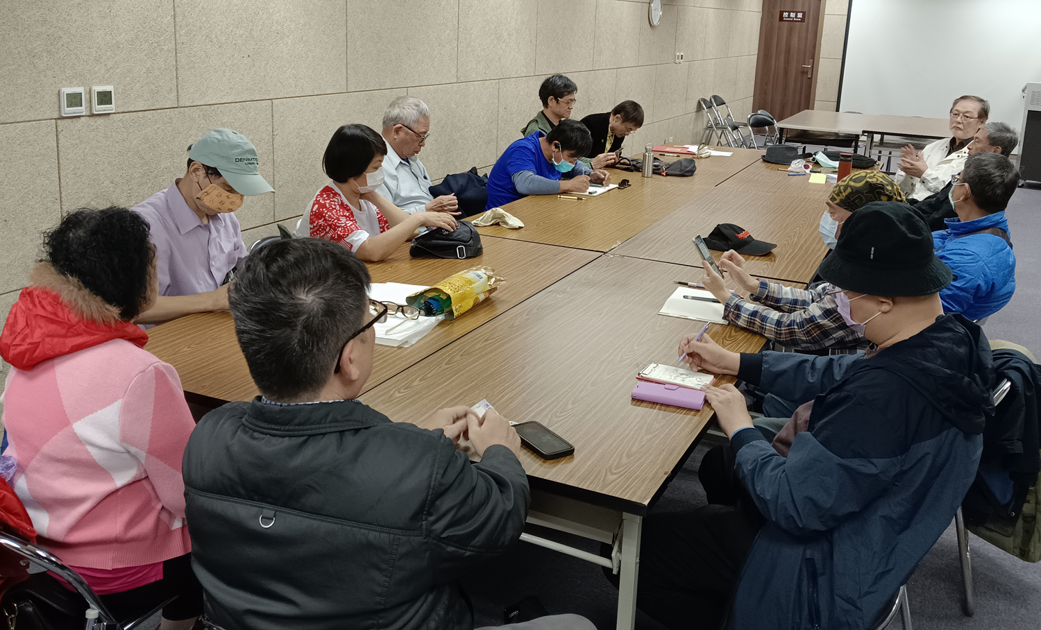 中華漫畫家協會召開理監事會議，討論「蛇年畫蛇」聯展事宜。（攝影∕記者鄭松維）