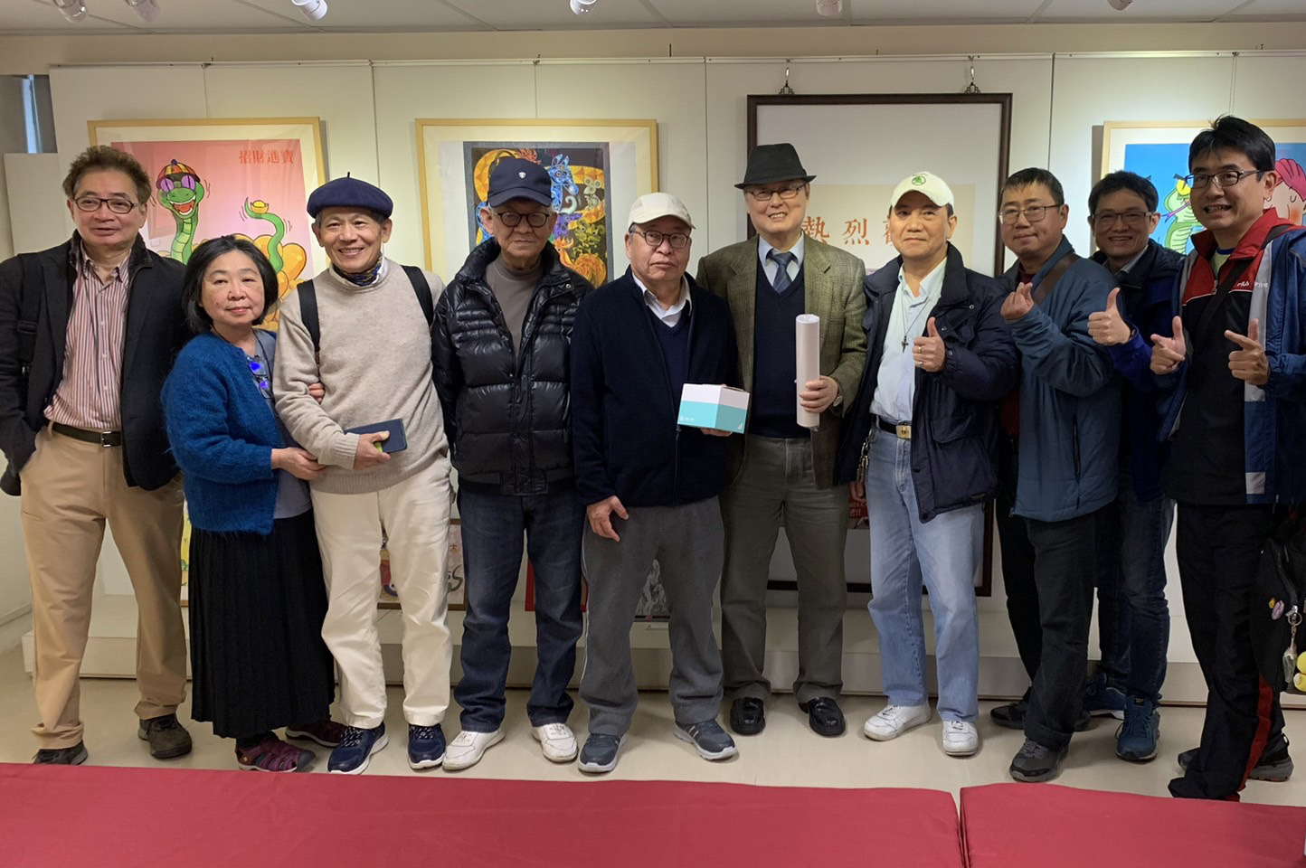 中華漫畫家協會參展者在展出作品前合影。（圖片提供∕楊心怡）