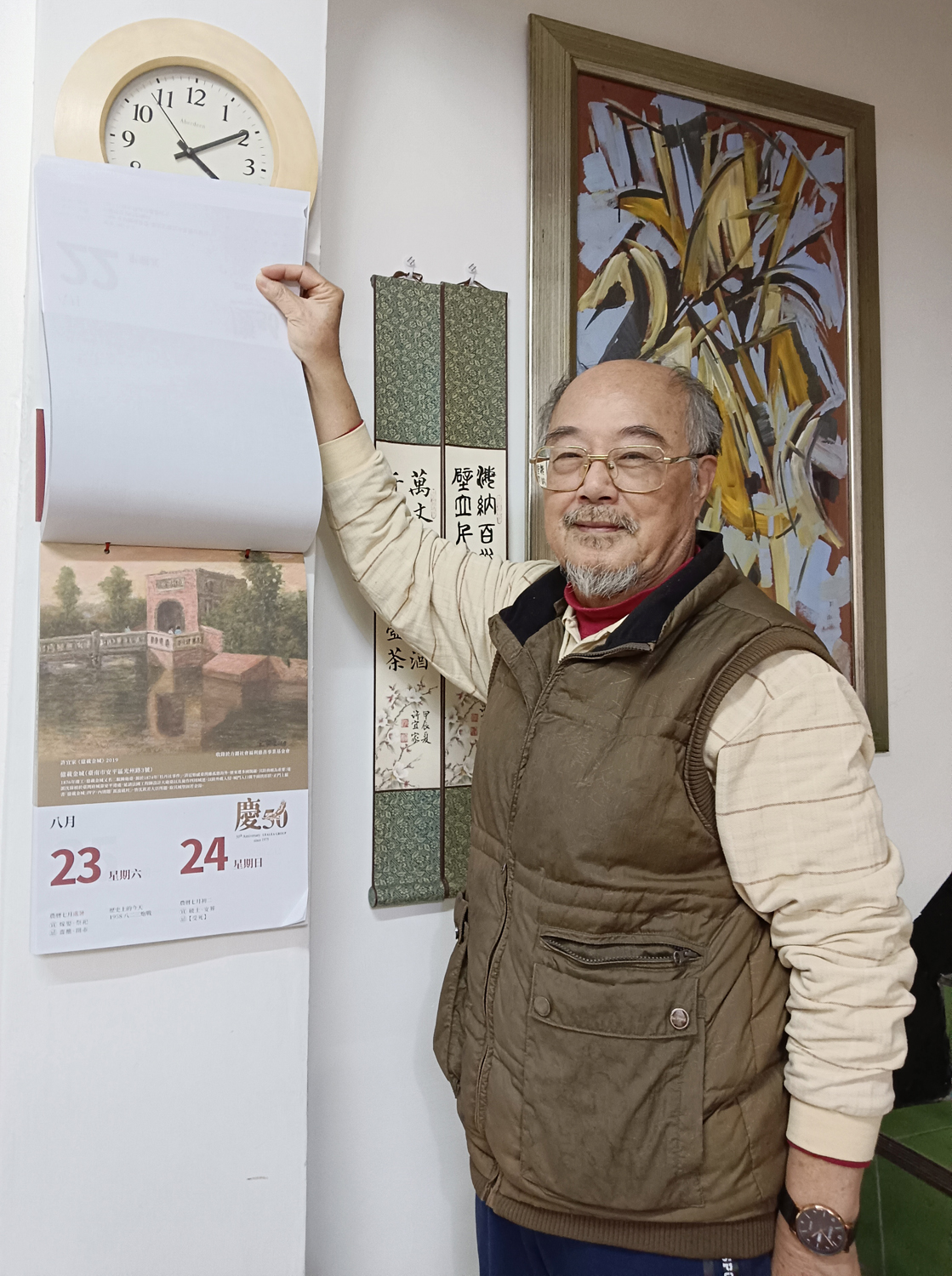 力麗集團2025年精美日曆內印製有許宜家的油畫作品。（攝影∕記者鄭松維）