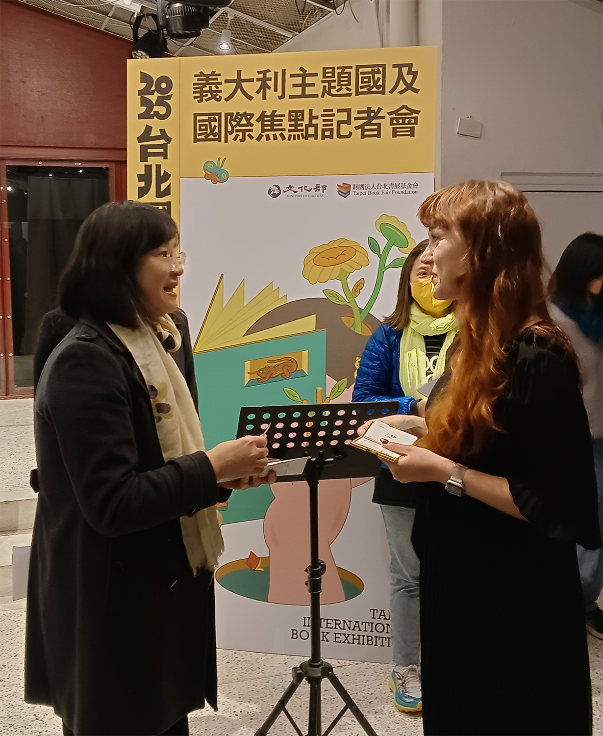 文化部常務次長徐宜君（圖左）與捷克中心臺北主任馬凱棠寒暄。（攝影∕記者鄭松維）