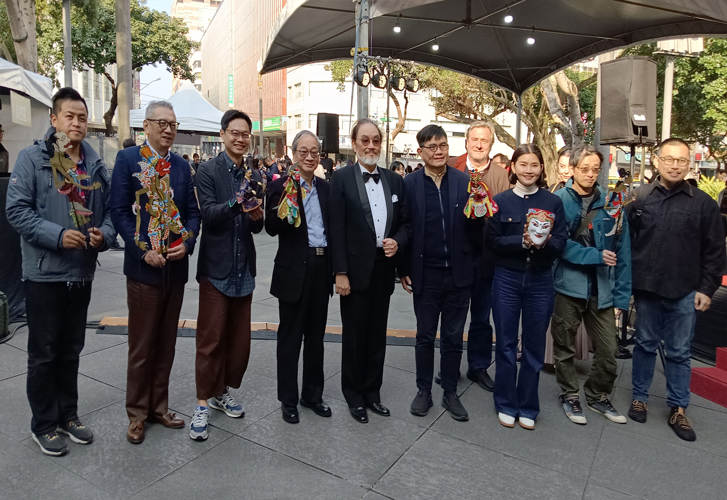文化部長李遠（左4）、國立臺灣博物館館長陳登欽（左6）、台原藝術文化基金會董事長林經甫（左5）出席臺博館「偶・多元文化之身」特展開幕式。（攝影∕記者鄭松維）