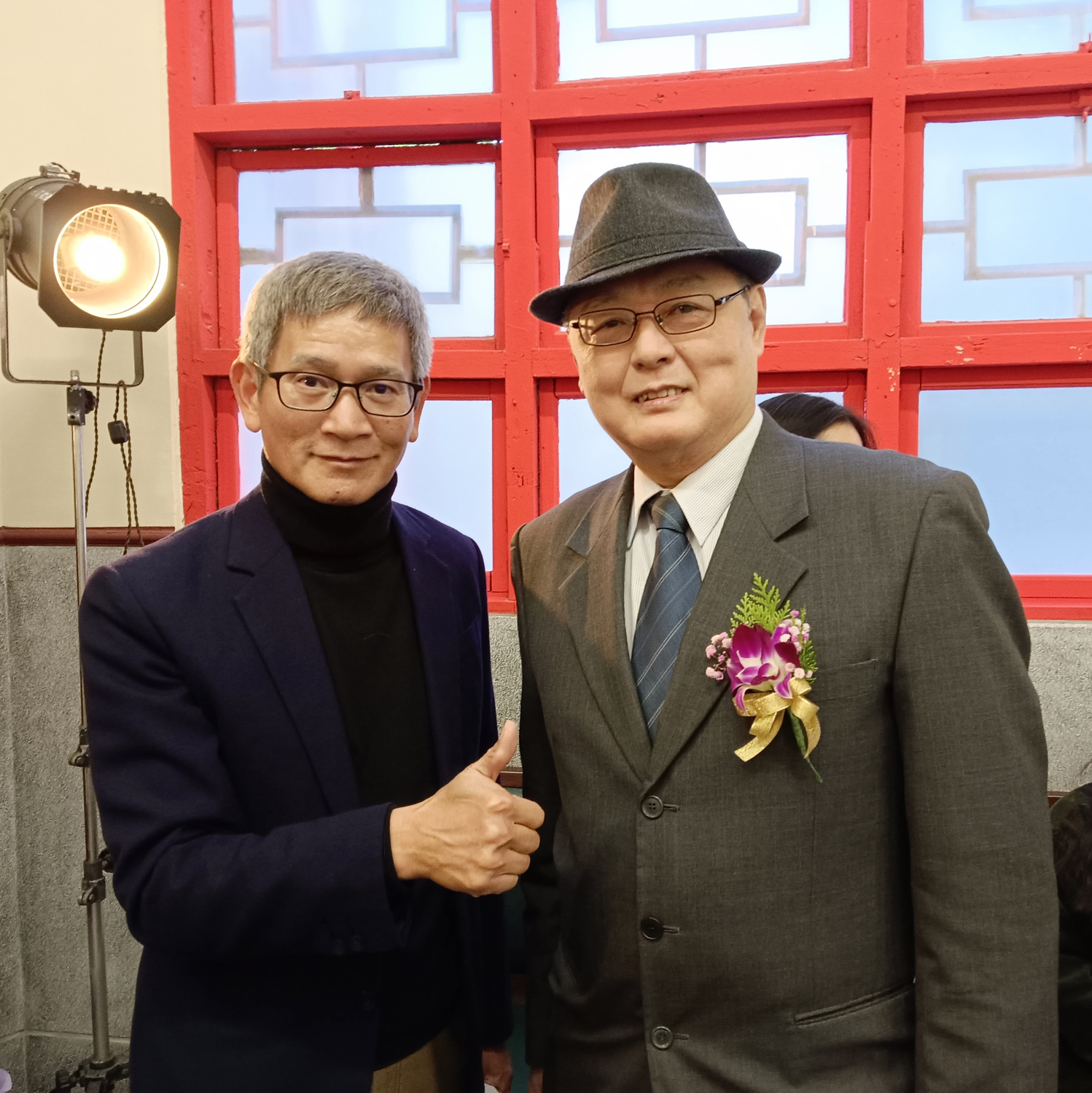 臺灣藝術教育館館長李泊言（圖左）與評審委員中華漫畫家協會理事長楊心怡（凌群）合影。（攝影∕記者鄭松維）