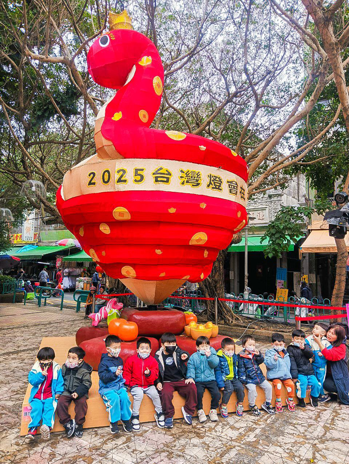 小朋友們興高采烈在蛇年主燈下留影。（圖片提供∕孫國欽）