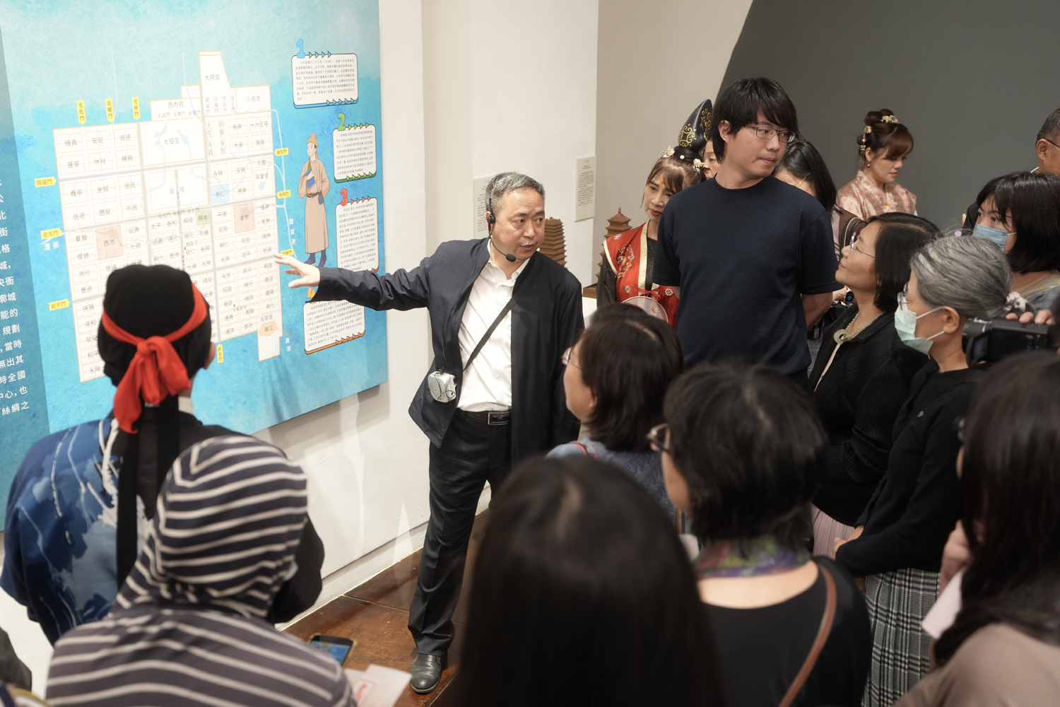 陝西省文化交流協會-劉芃-理事-進行現場導覽（圖片提供∕中華翰維文化推廣協會）