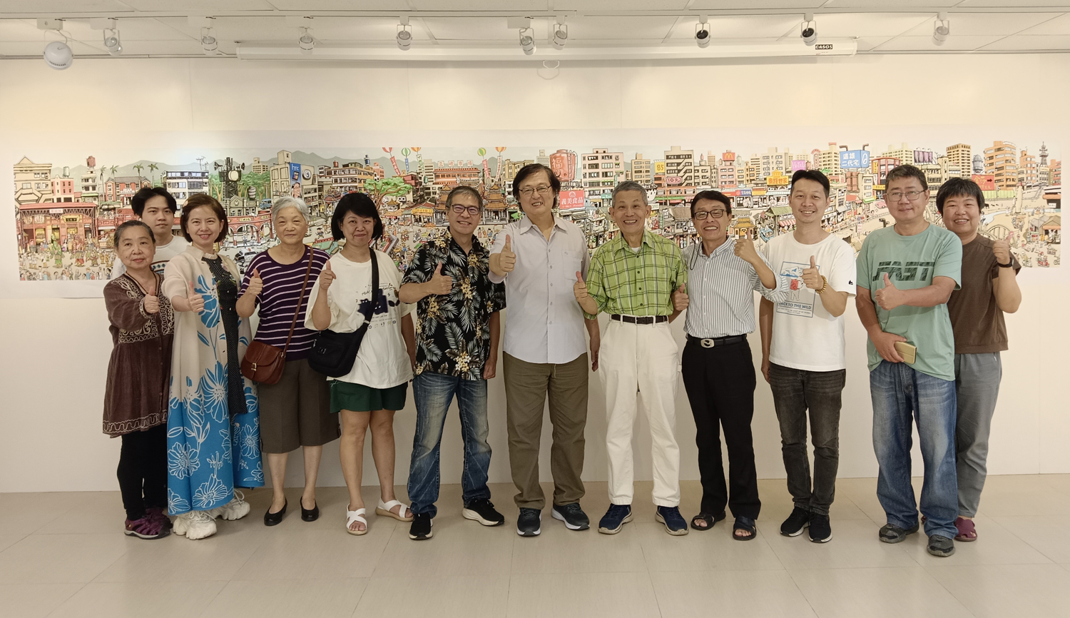 理事長楊心怡（右6）率會員舉辦2025「漢紙好好玩新開幕暨漫畫•陶藝特展」。（攝影∕記者鄭松維）