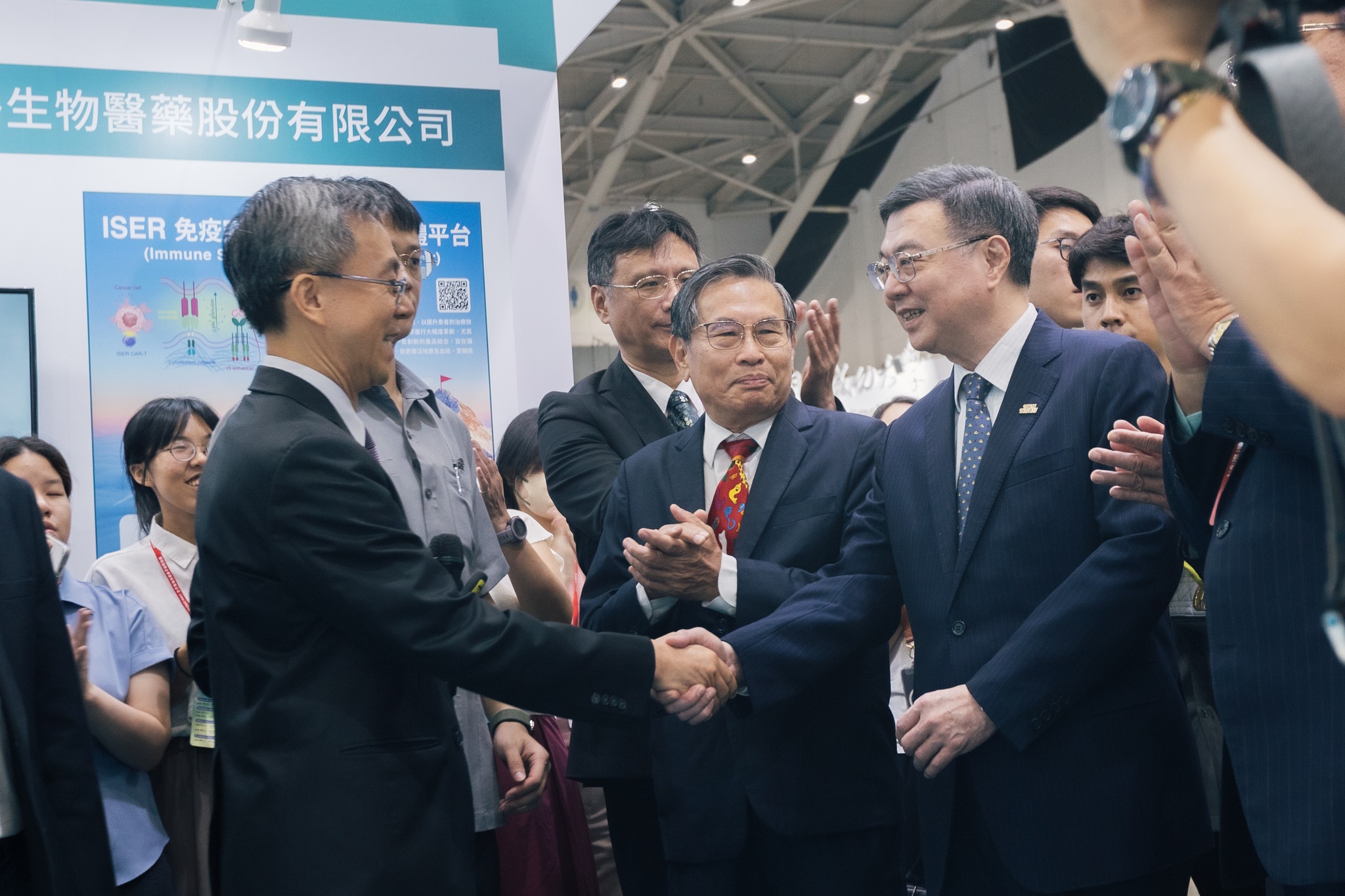 圖二：行政院長卓榮泰親臨「國家生技研究園區館」