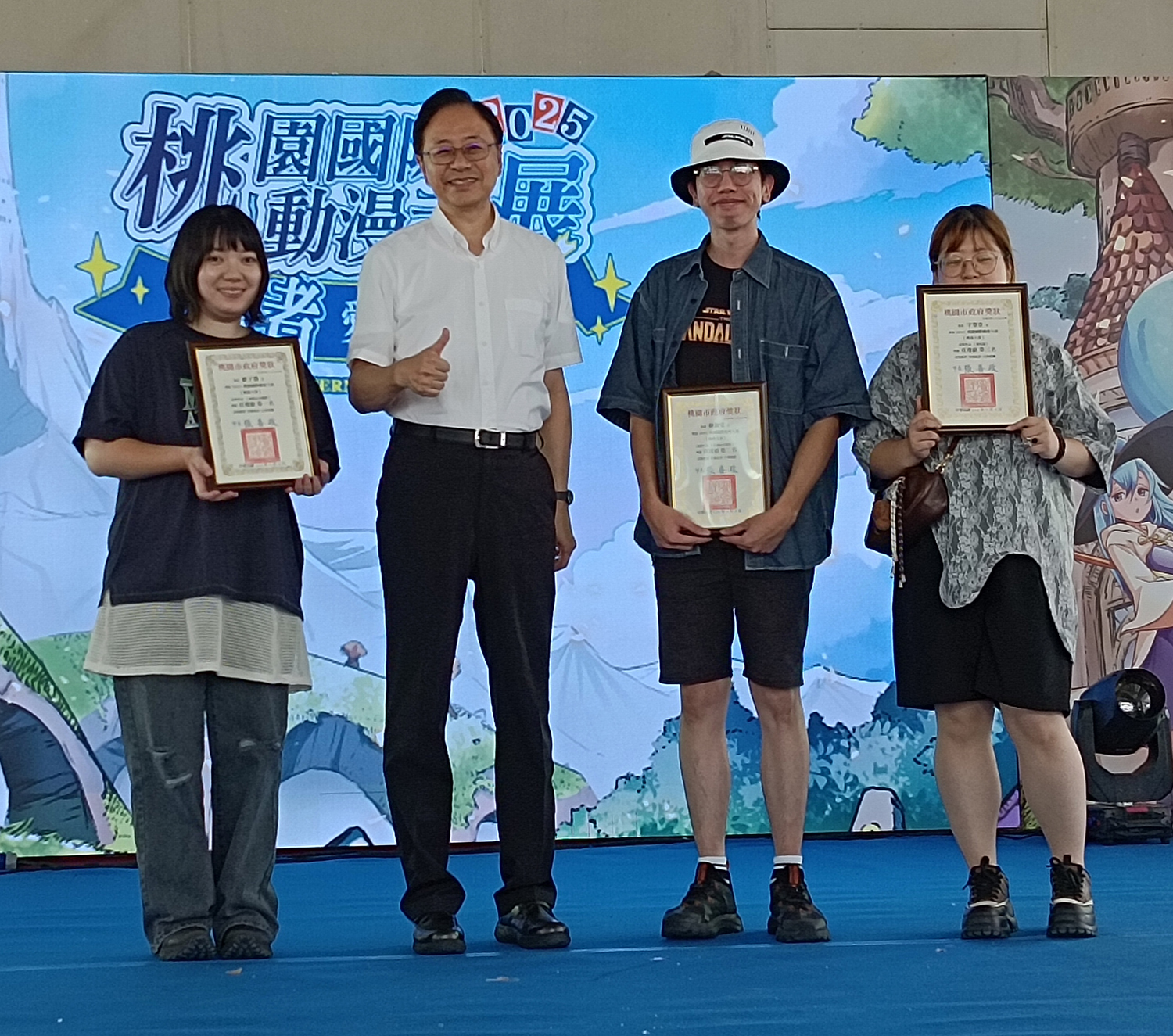 張善政市長（左2）頒獎給桃漫大賞得獎者。（攝影∕記者鄭松維）