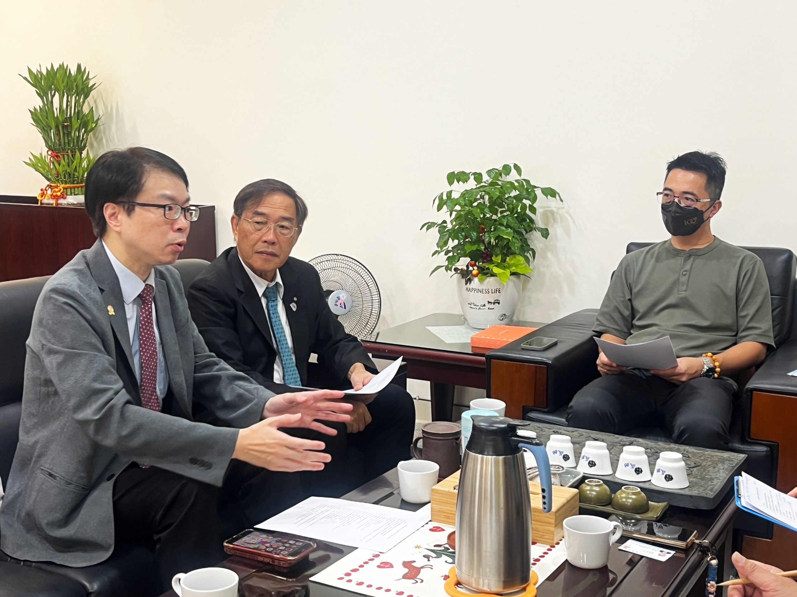 圖三:板橋扶輪社羅浚晅前社長(左)協同蔡居祥社長(中)與林建成校長(右)就校園輔導專案計畫進行溝通。(板橋扶輪社提供)